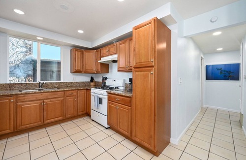 West Newport House | 6 Bedroom home located 2 houses in from the Beach