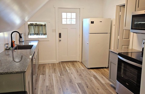 Cape May - Wildwood House | 6-Bedroom Home with full kitchen, strong WiFi, very close to Beach & Boardwalk