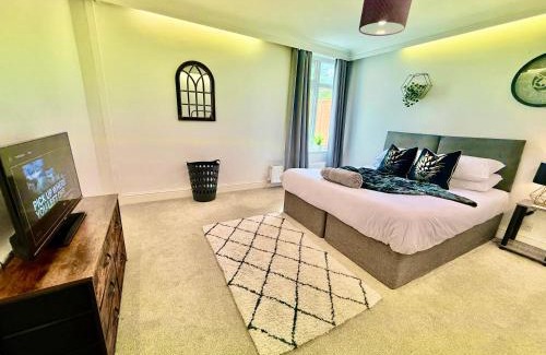 Colchester House | 6 bedroom house - Pool table - Contractors - Crew