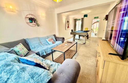 Colchester House | 6 bedroom house - Pool table - Contractors - Crew