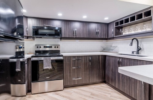 Oro-Medonte House | 6 Bedroom House with Hot Tub Pool BBQ. Near Bass Lake and Horseshoe Valley