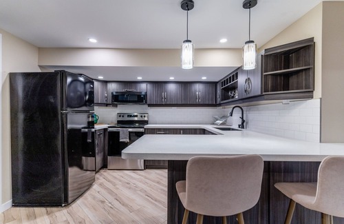 Oro-Medonte House | 6 Bedroom House with Hot Tub Pool BBQ. Near Bass Lake and Horseshoe Valley