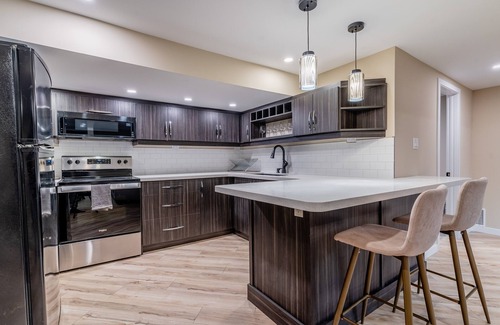 Oro-Medonte House | 6 Bedroom House with Hot Tub Pool BBQ. Near Bass Lake and Horseshoe Valley
