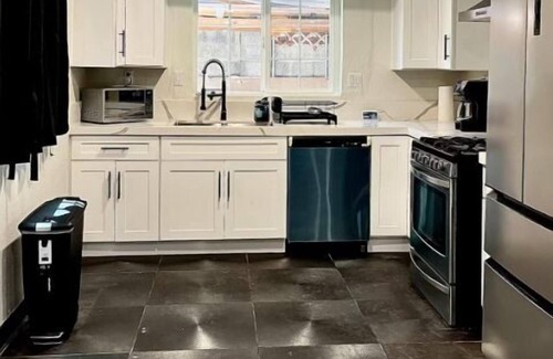 Winchester House | 6-bedroom house with AC and WiFi in awesome Las Vegas