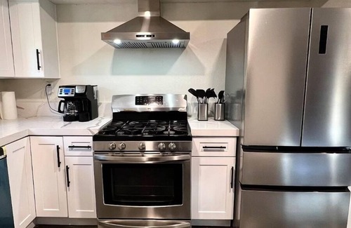 Winchester House | 6-bedroom house with AC and WiFi in awesome Las Vegas