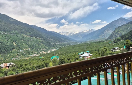 Manali Villa | 6 bedroom villa with stunning views of apple orchard & waterfalls. Pet friendly