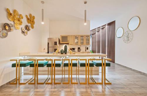 Zona Rosa Apartment | 6 bedroom with Jacuzzi 1 block from LLeras P10