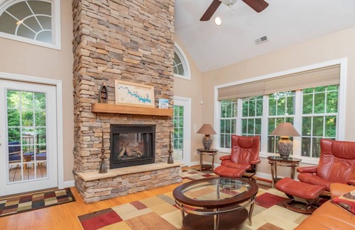 Wise House | 6 Bedroom4 Baths Gorgeous gathering patio!