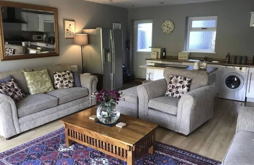 Llandybie House | 6 Bedrooms 5 Bathrooms