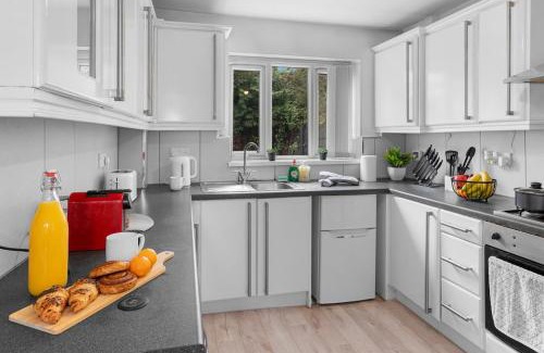 Warrington House | 6 Bedrooms, Driveway Parking, Pool Table, Netflix, Huge Long Term Savings