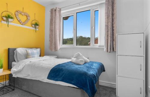 Warrington House | 6 Bedrooms, Driveway Parking, Pool Table, Netflix, Huge Long Term Savings