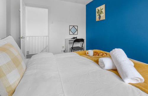 Warrington House | 6 Bedrooms, Driveway Parking, Pool Table, Netflix, Huge Long Term Savings