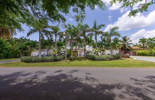 Los Lagos Villa | 6 bedrooms - Full AC- Full staff- 3 golf carts- Steps to beach