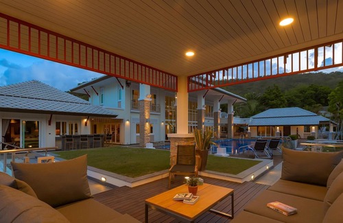 Hua Hin Villa | 6 Bedrooms Mansion on The Golf Course! (JB)
