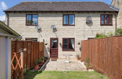 South Leigh House | 6 berth/2 bed property in village location, enclosed garden. Fibre Broadband