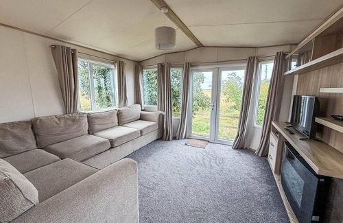 Clacton-on-Sea House | 6 berth caravan for hire at Seawick Holiday Park by the beach ref 27011HV