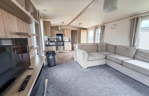Clacton-on-Sea House | 6 berth caravan for hire at Seawick Holiday Park by the beach ref 27011HV