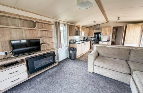Clacton-on-Sea House | 6 berth caravan for hire at Seawick Holiday Park by the beach ref 27011HV