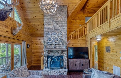 Ellijay Cabin | 6 BR/5 BA Coossawattee RR, newly remodeled, minutes to downtown