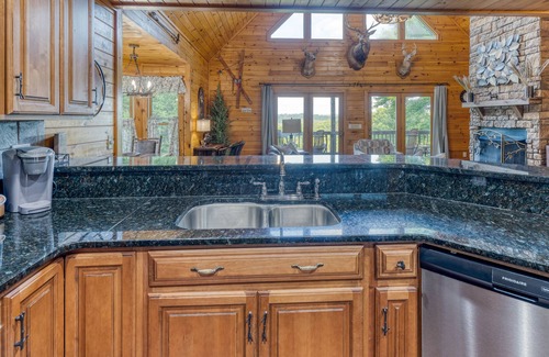 Ellijay Cabin | 6 BR/5 BA Coossawattee RR, newly remodeled, minutes to downtown