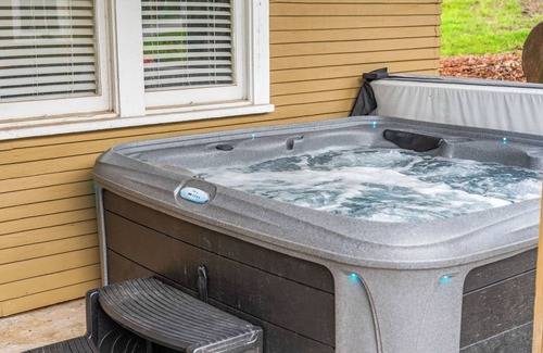 Downtown Branson House | 6 br close to The Branson Landing! Trolley stop!