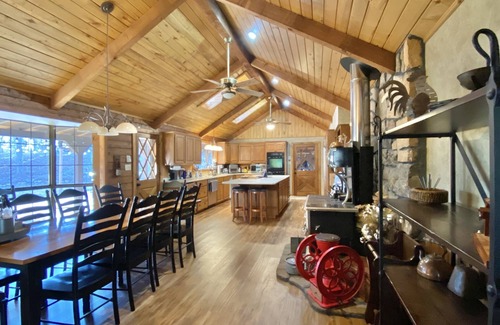 Gladewater Cabin | 6 BR Log Home in Piney Woods of East TX with hot tub and POND