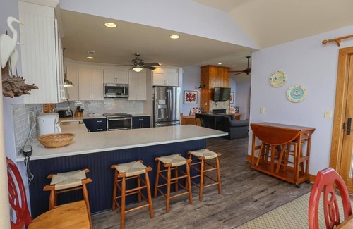 Duck House | 6 BR Oceanside, only 200 yards to the beach w/Private Pool & Dogs Allowed