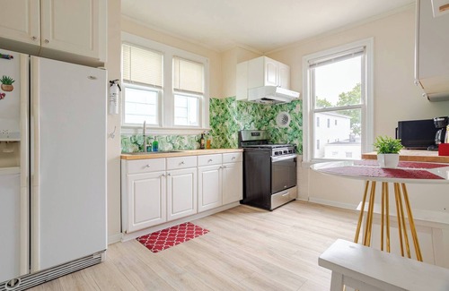Hackensack River Waterfront Bed & Breakfast | 6-Guest Pet-Friendly Home, 4Min Walk to NYC Train