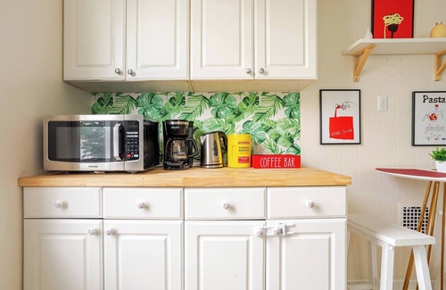 Hackensack River Waterfront Bed & Breakfast | 6-Guest Pet-Friendly Home, 4Min Walk to NYC Train