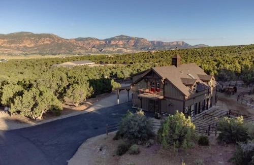 Cedar City Apartment | 6 Guests 2BR 1BA Loft with Unmatched Panoramic Views