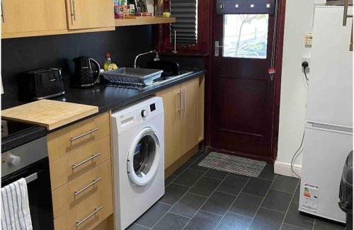 Montrose Apartment | 6 Guests - Parking - Patio - Near Coast