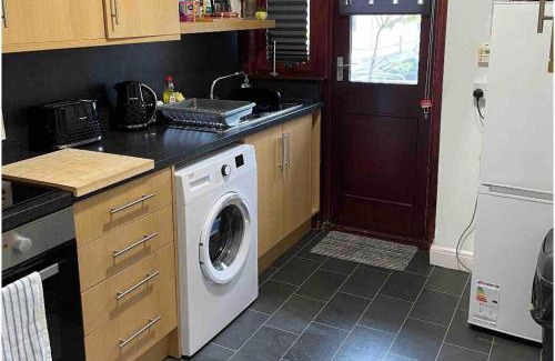 Montrose Apartment | 6 Guests - Parking - Patio - Near Coast