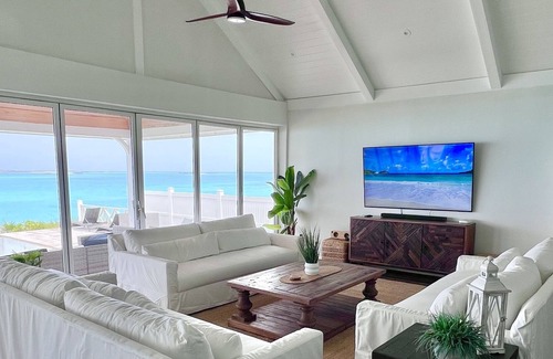 Forbes Hill House | 6 Large Bedrooms, 6.5 Bathrooms, Large Infinity Pool!