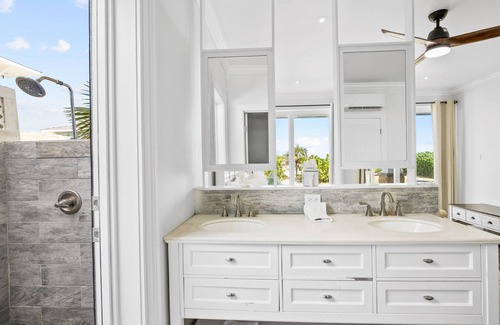 Forbes Hill House | 6 Large Bedrooms, 6.5 Bathrooms, Large Infinity Pool!