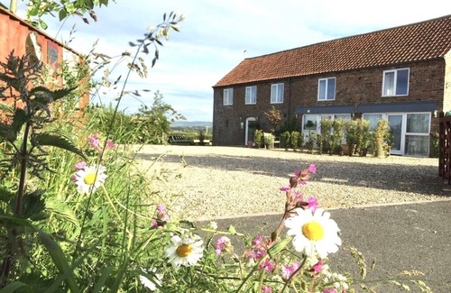 Muston Cottage | (6) LOVELY PEACEFUL FARM COTTAGE SEA VIEWS | CLOSE TO FILEY BEACH/TOWN GARDEN