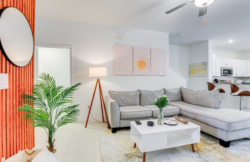 Ruskin House | 6 Mi to Apollo Beach Townhome with Pool Access!