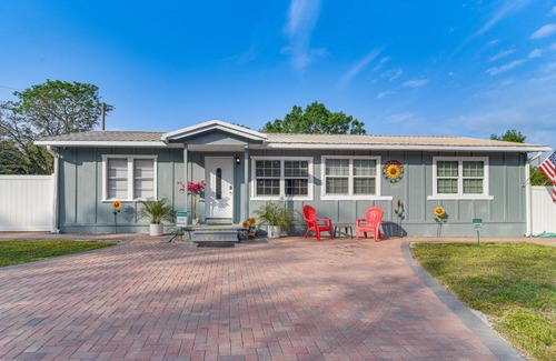 Bearss Plaza House | 6 Mi to Busch Gardens Family and Pet Friendly Home
