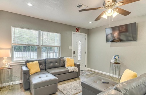 Bearss Plaza House | 6 Mi to Busch Gardens Family and Pet Friendly Home