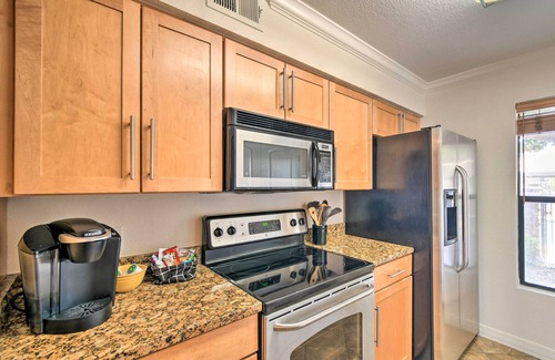 Camelback East Condo | 6 Mi to Downtown: Phoenix Condo w/Pool Access!