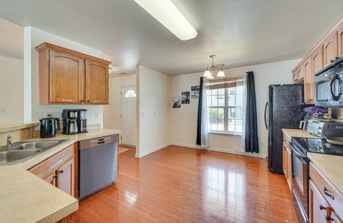 Southeast Raleigh House | 6 Mi to Dtwn Raleigh: Townhome w/Fenced Patio!