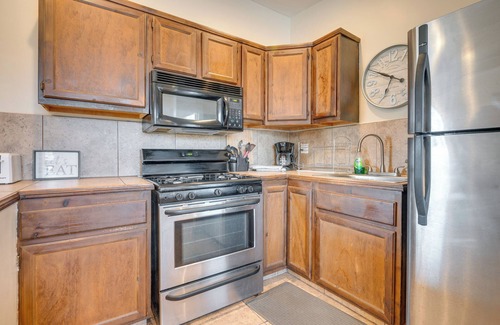 Mid City Apartment | 6 Mi to Griffith Park: Apt in Los Angeles w/Yard!
