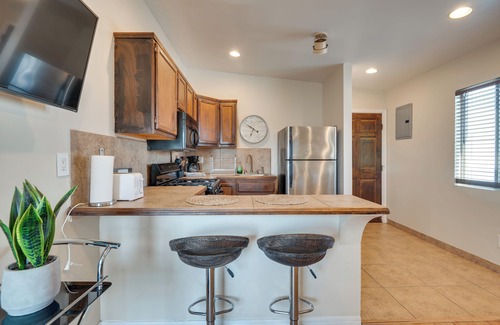 Mid City Apartment | 6 Mi to Griffith Park: Apt in Los Angeles w/Yard!