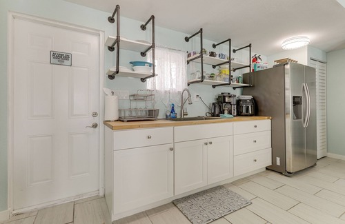 Echo Lake Apartment | 6 Mi to Riviera Beach: WPB Retreat w/Pool Access!