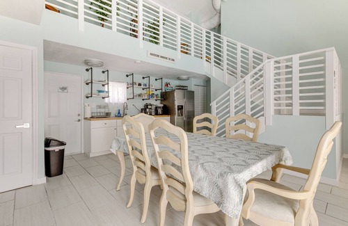 Echo Lake Apartment | 6 Mi to Riviera Beach: WPB Retreat w/Pool Access!