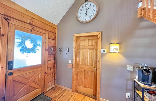 Gatlinburg - Pigeon Forge Cabin | 6 miles from Dollywood🎢 HotTub cozy/wooded setting couples/family friendly!