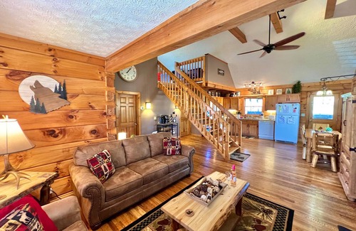 Gatlinburg - Pigeon Forge Cabin | 6 miles from Dollywood🎢 HotTub cozy/wooded setting couples/family friendly!