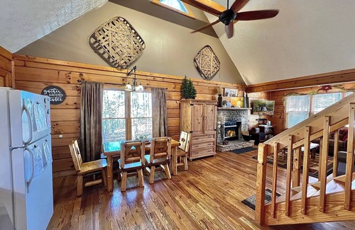 Gatlinburg - Pigeon Forge Cabin | 6 miles from Dollywood🎢 HotTub cozy/wooded setting couples/family friendly!