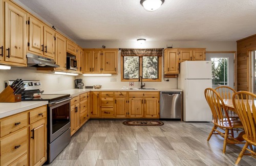 West Yellowstone Cabin | 6 miles from Park entrance -Moose