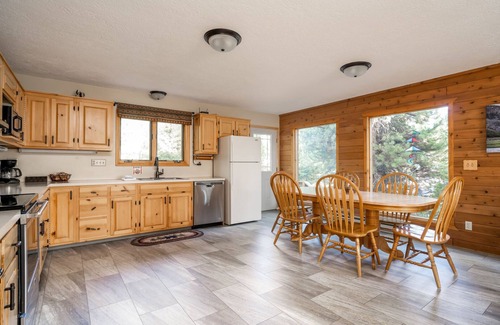 West Yellowstone Cabin | 6 miles from Park entrance -Moose