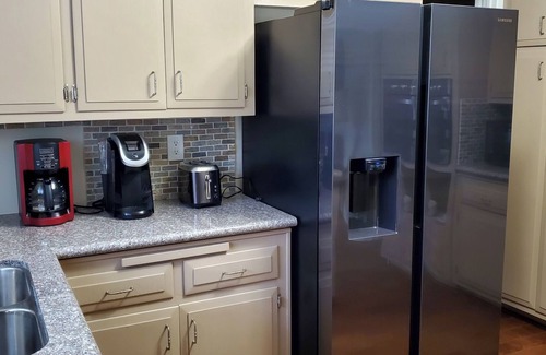 Orange House | 6 Miles to Disneyland/5 Bedrooms and 3 Bathrooms/Beautiful backyard with pond